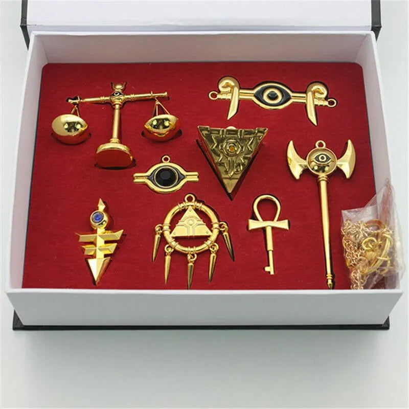 Delicate storage box containing all 8 Game King peripherals, the Millennium block ornament, and a necklace and keychain to match your own, which can be worn around your neck as a necklace or used as a keychain.